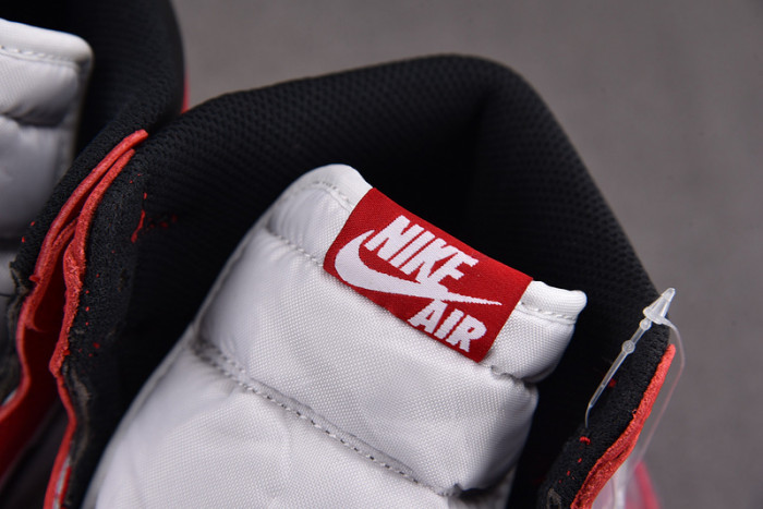 AIR JORDAN 1 RETRO HIGH OG CHICAGO RED 555088-101