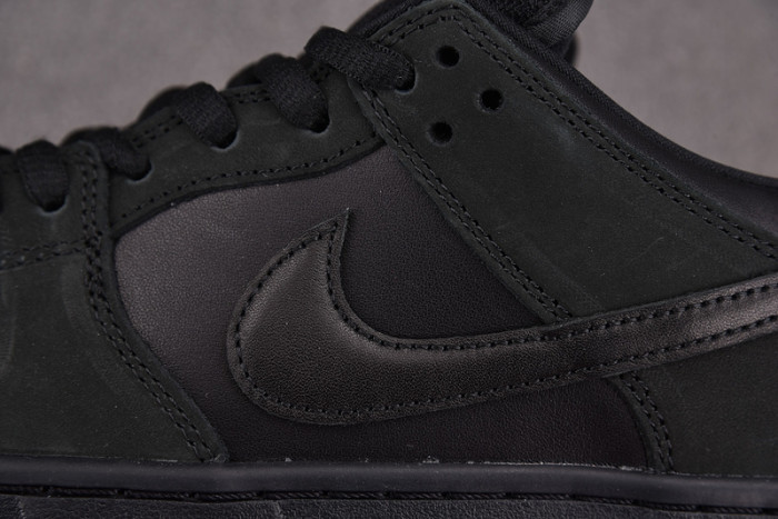 NIKE SB DUNK LOW BLACK PIGEON - 883232-008