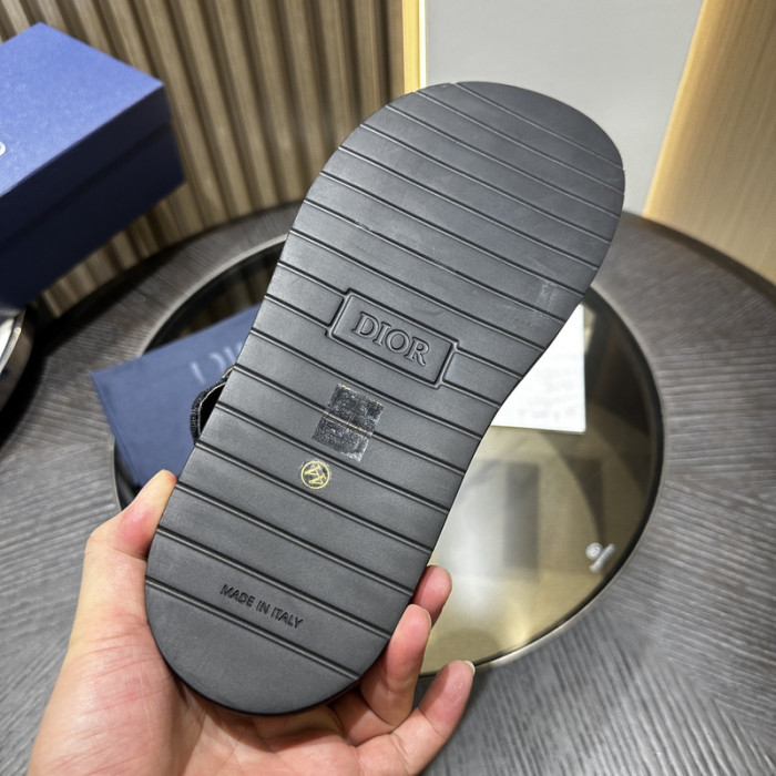 d10r sandal