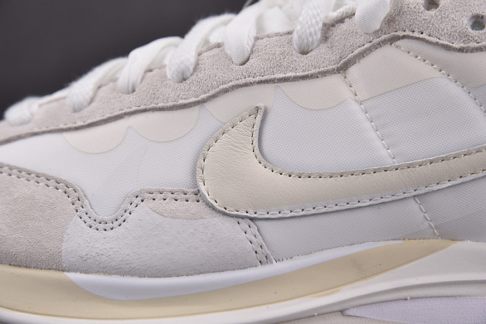 SACAI X NIKE VAPORWAFFLE "SAIL" DD1875-100