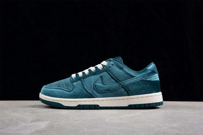 Nike Dunk Low "Green Velvet"  DZ5224-300
