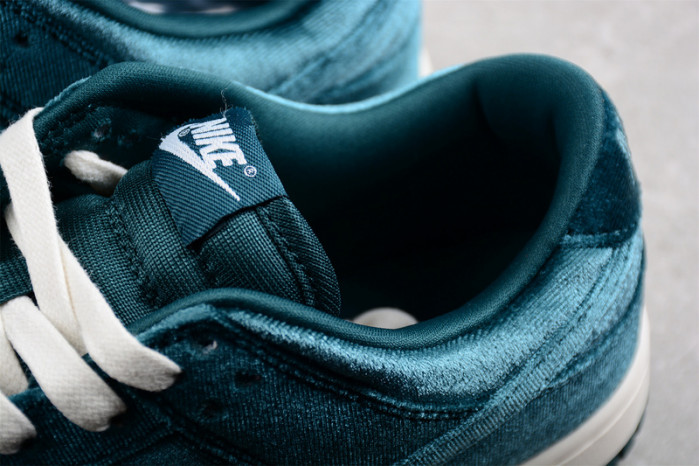 Nike Dunk Low "Green Velvet"  DZ5224-300