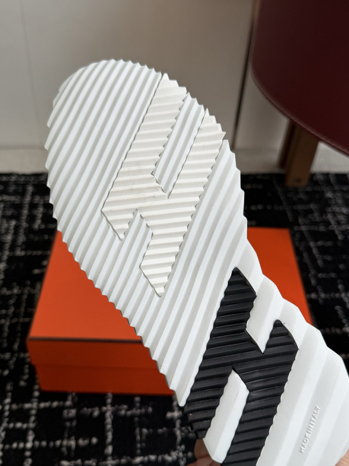 hms SNEAKER