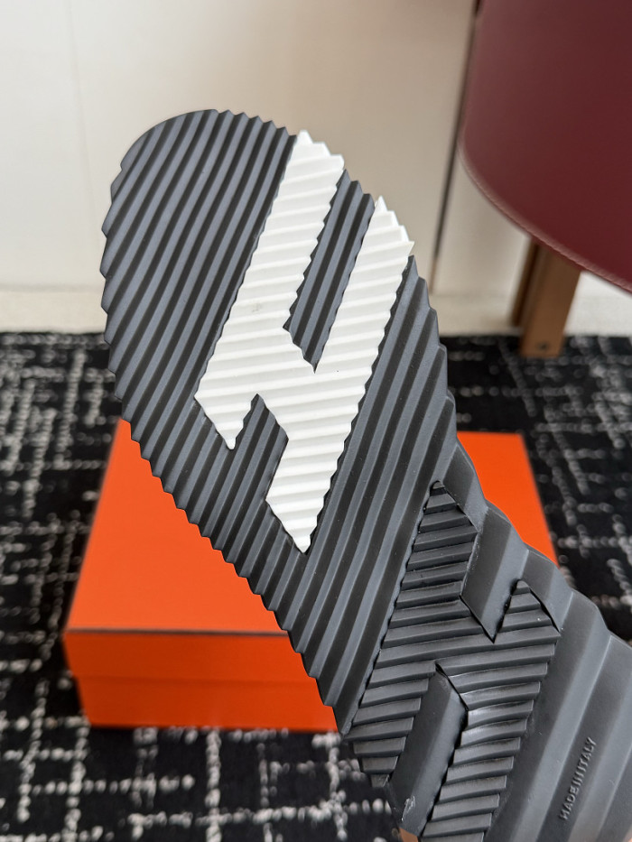 hms SNEAKER