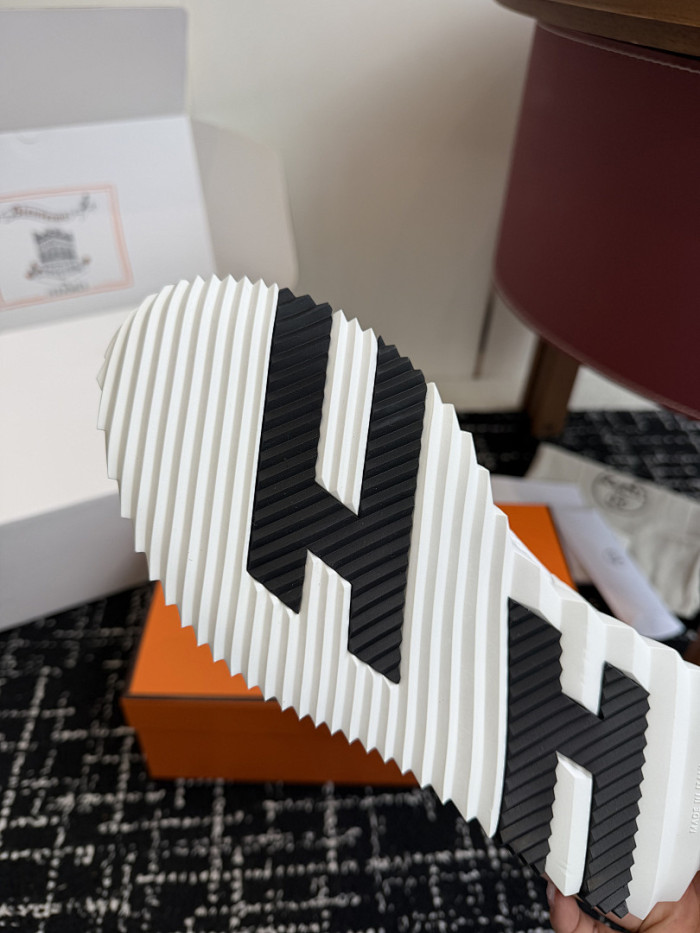 hms SNEAKER