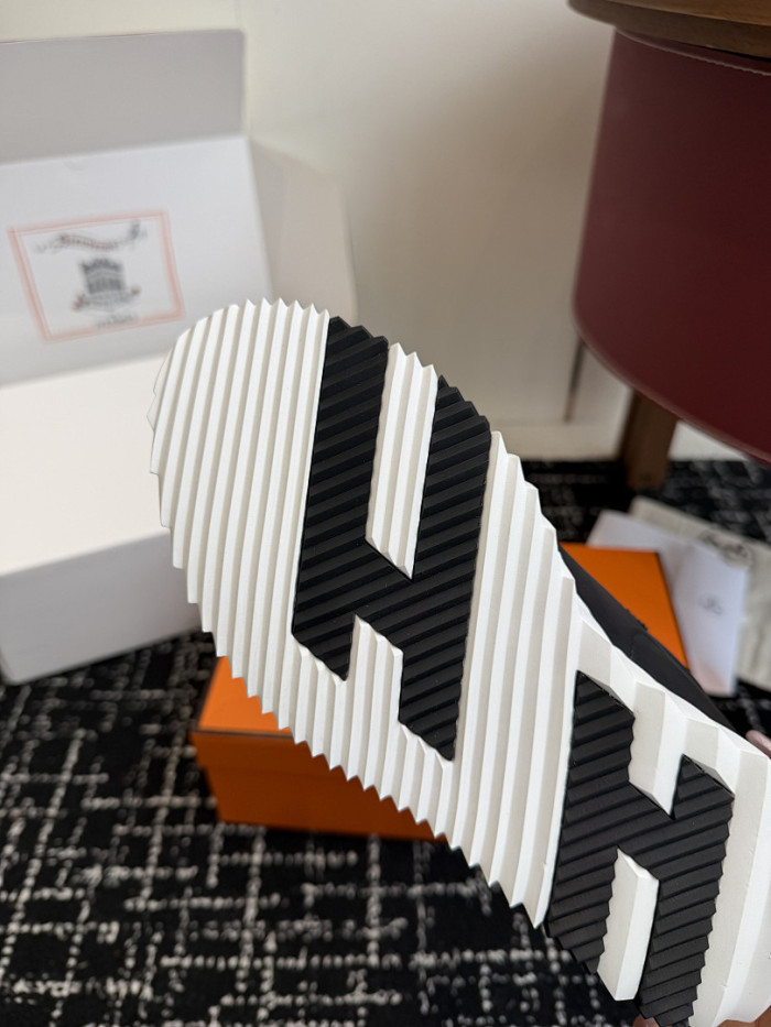 hms SNEAKER