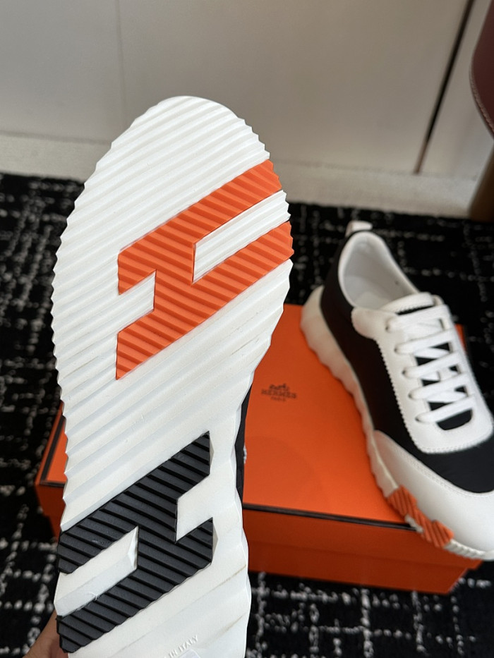 hms SNEAKER