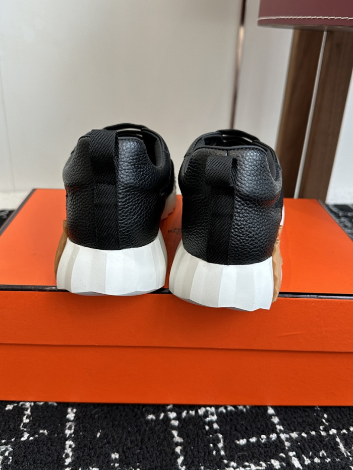 hms SNEAKER