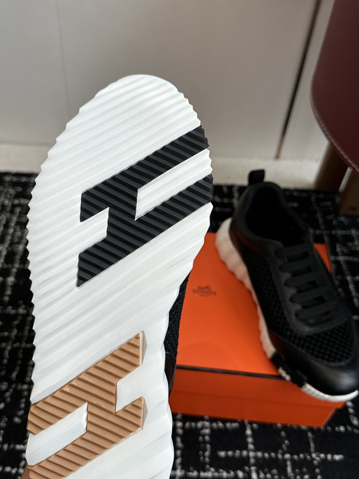 hms SNEAKER