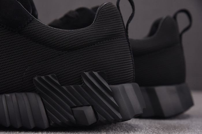 hms SNEAKER