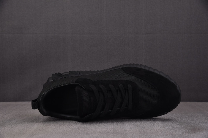 hms SNEAKER