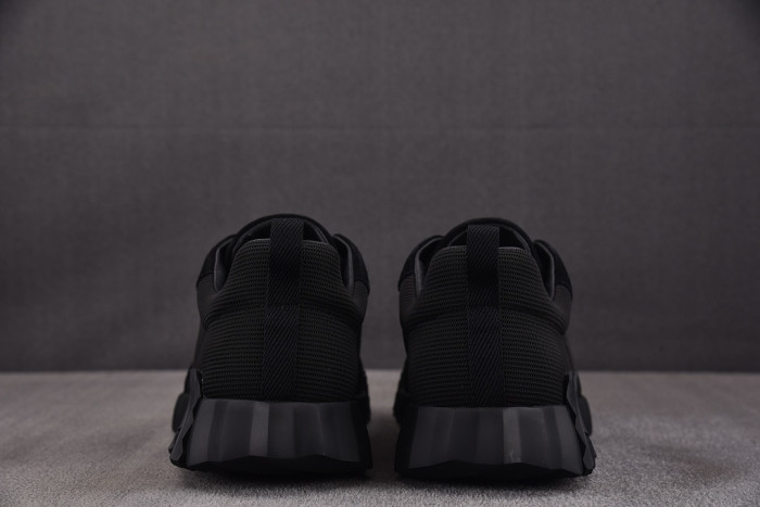 hms SNEAKER