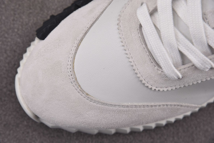 hms SNEAKER