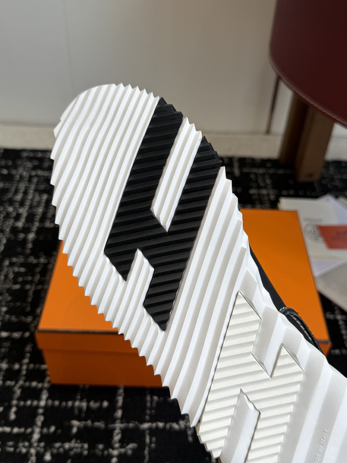 hms SNEAKER