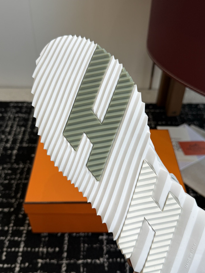 hms SNEAKER