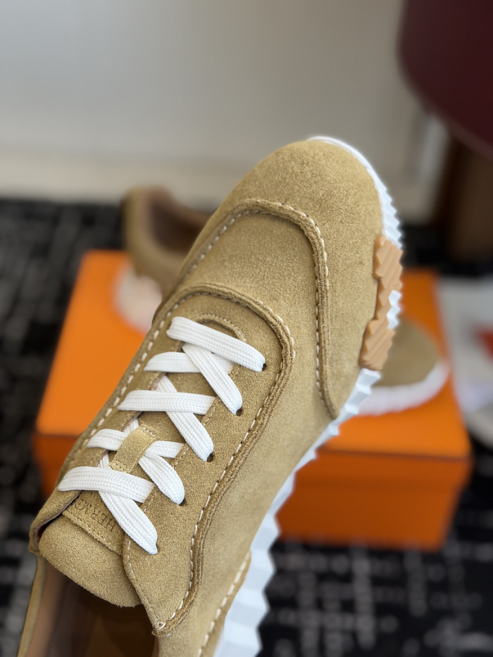 hms SNEAKER