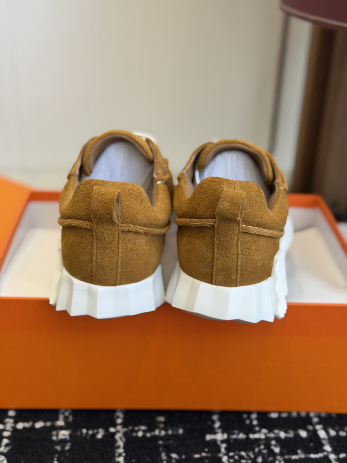 hms SNEAKER