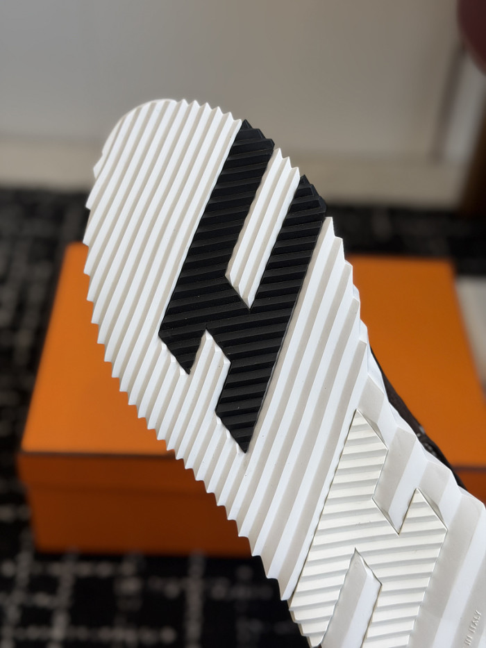 hms SNEAKER