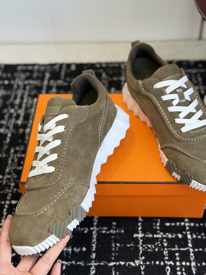 hms SNEAKER
