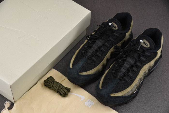 Undefeated x Nike Air Max 95 OG Big Bubble Medium Olive IB4523-200