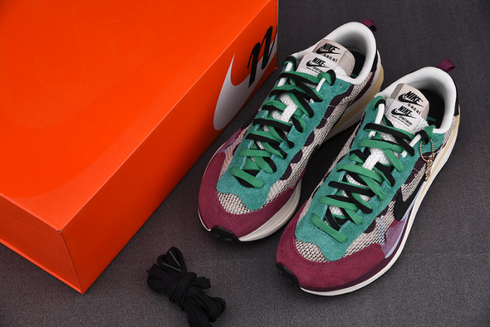 SACAI X NIKE VAPORWAFFLE "STRING/BLACK VILLAIN-RED" DD3035-200